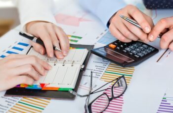 مكتب محاسبين قانونيين: دورهم الحيوي في المملكة العربية السعودية