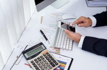 اكتشف دور المحاسبة القضائية في دعم القضايا القانونية من خلال تقديم الأدلة المالية الدقيقة، والتحليل المتعمق للمعاملات المالية. تعرف على أهمية المحاسبين القضائيين في حل النزاعات القانونية.