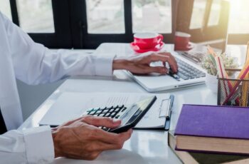 مكتب محاسبة بالرياض يقدم خدمات متكاملة تشمل التدقيق المالي، الاستشارات الضريبية، إعداد التقارير المالية، وحلول الإدارة المالية. تعرف على دور مكتب العساف وأبانمي محاسبون ومراجعون قانونيون السعودية في تعزيز الشفافية المالية وضمان الامتثال للقوانين المحلية