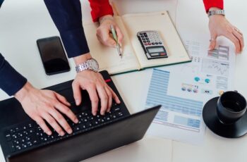 خدمات مراجعة قانونية للشركات وحساب الزكاة باحترافية عالية من العساف وأبانمي محاسبون ومراجعون قانونيون، لضمان الامتثال المالي ودقة التقارير وفق الأنظمة المعتمدة.